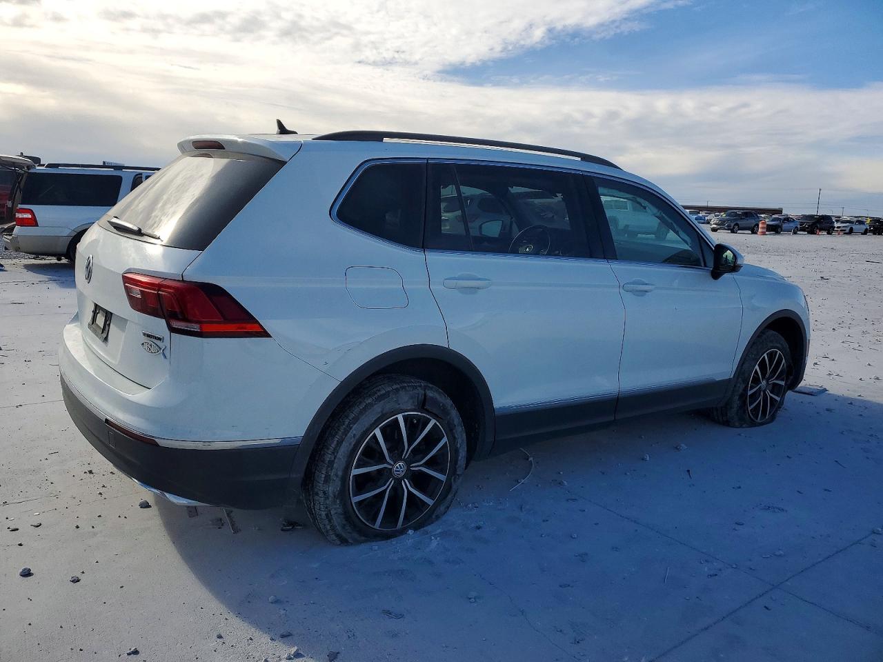 2021 VOLKSWAGEN TIGUAN SE photo 3