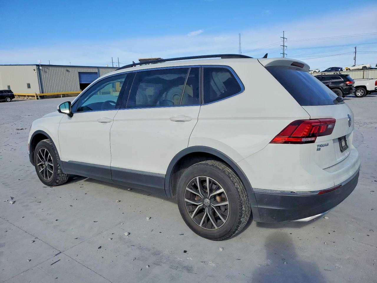 2021 VOLKSWAGEN TIGUAN SE photo 2