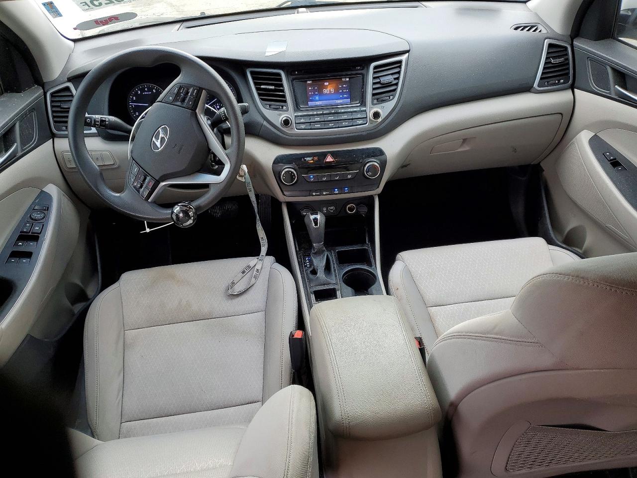 2017 HYUNDAI TUCSON SE photo 8
