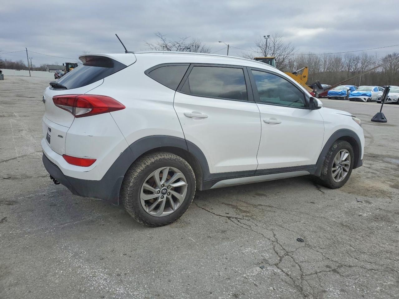 2017 HYUNDAI TUCSON SE photo 3