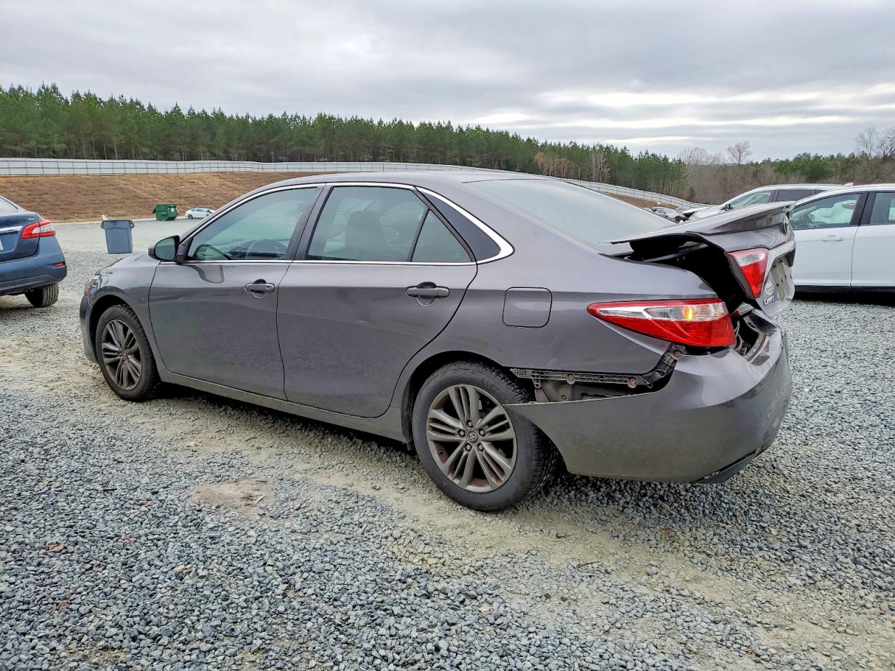 2016 TOYOTA CAMRY LE photo 2