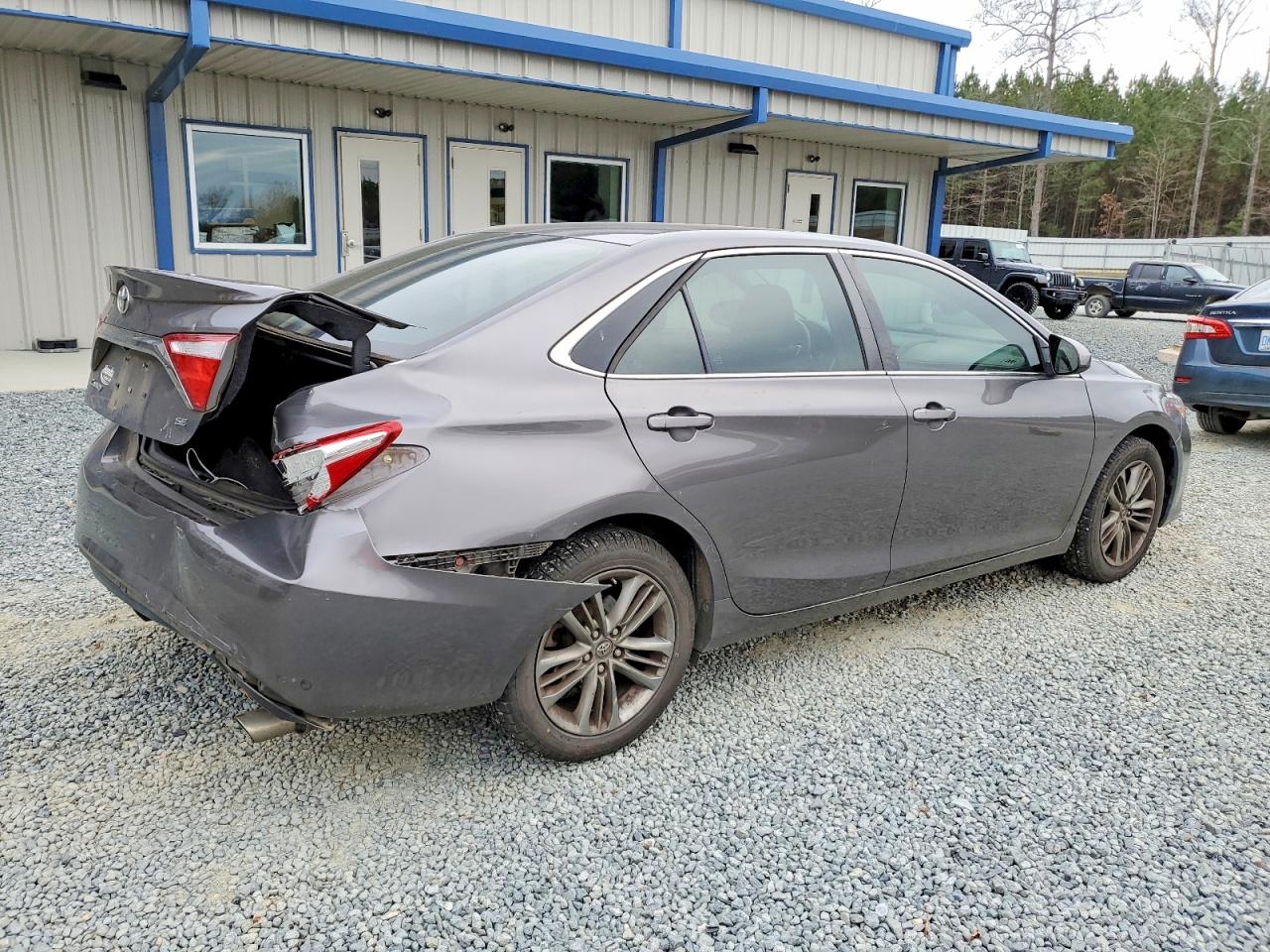 2016 TOYOTA CAMRY LE photo 3
