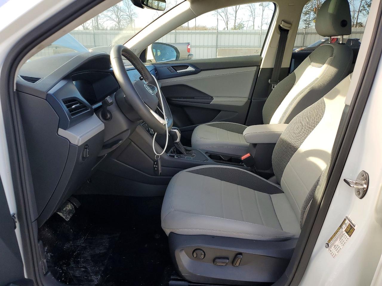 2024 VOLKSWAGEN TAOS SE photo 7