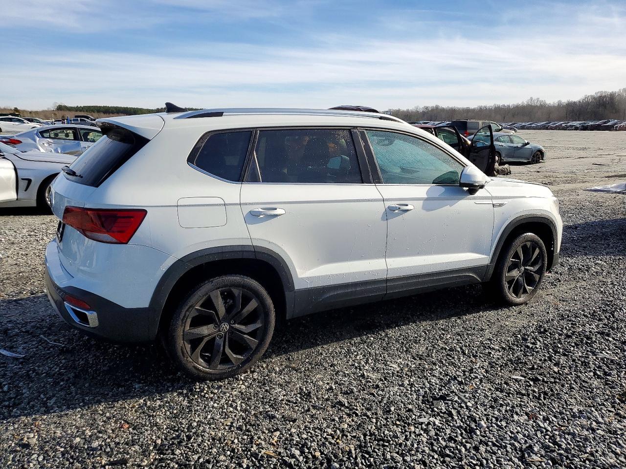 2024 VOLKSWAGEN TAOS SE photo 3