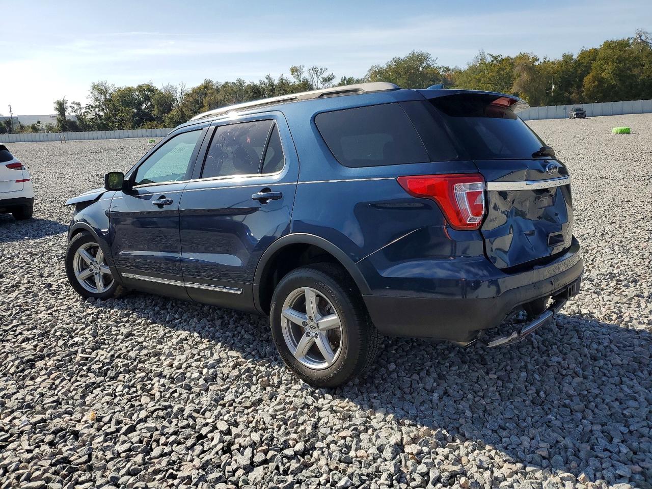 2017 FORD EXPLORER XLT photo 2