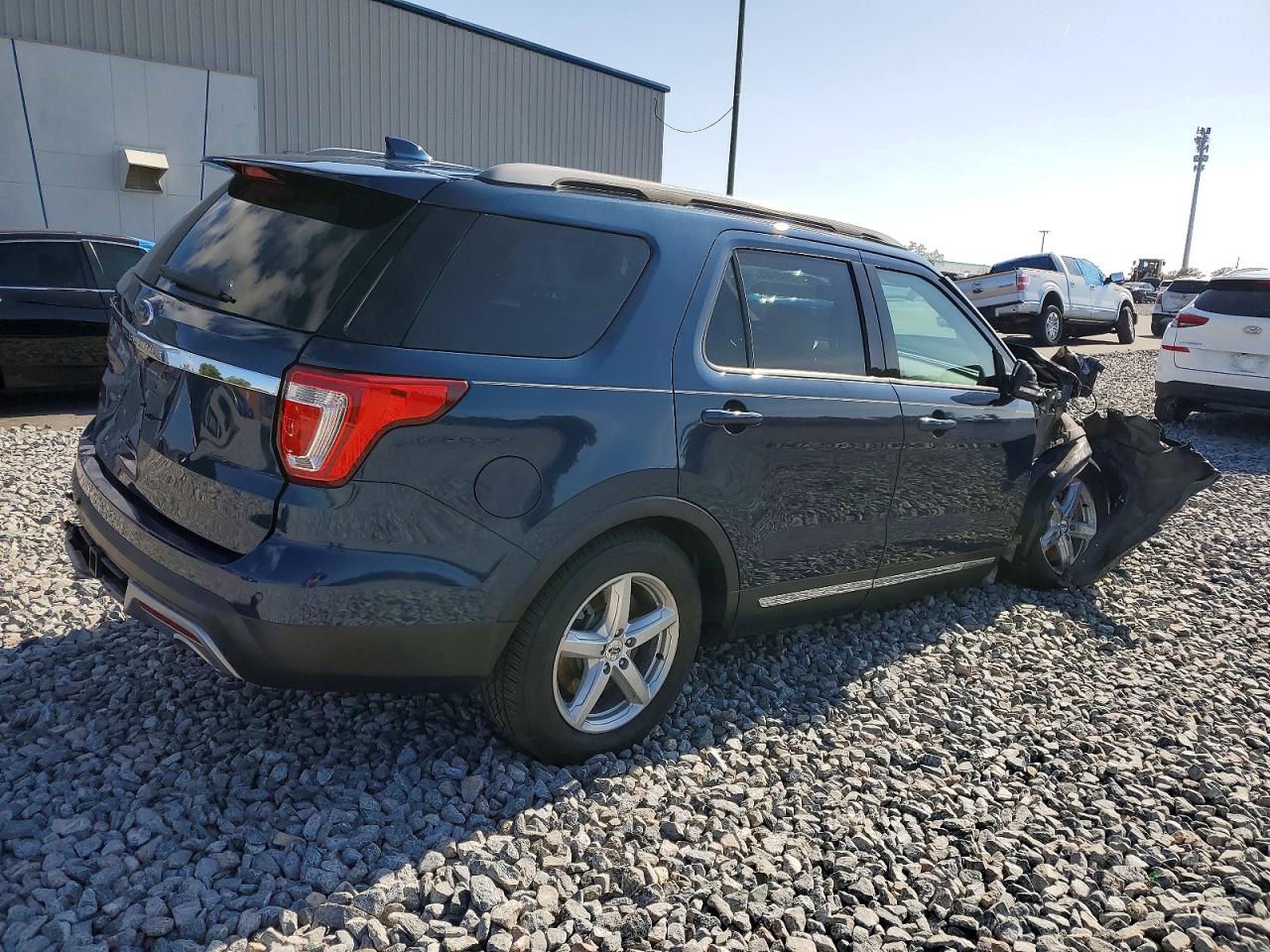 2017 FORD EXPLORER XLT photo 3