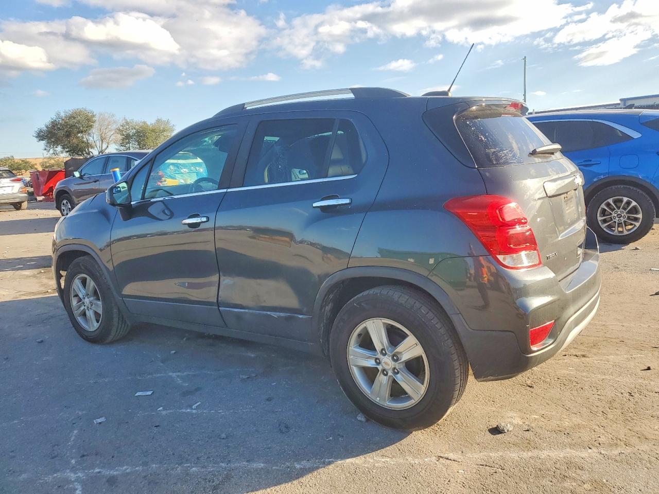 2017 CHEVROLET TRAX 1LT photo 2