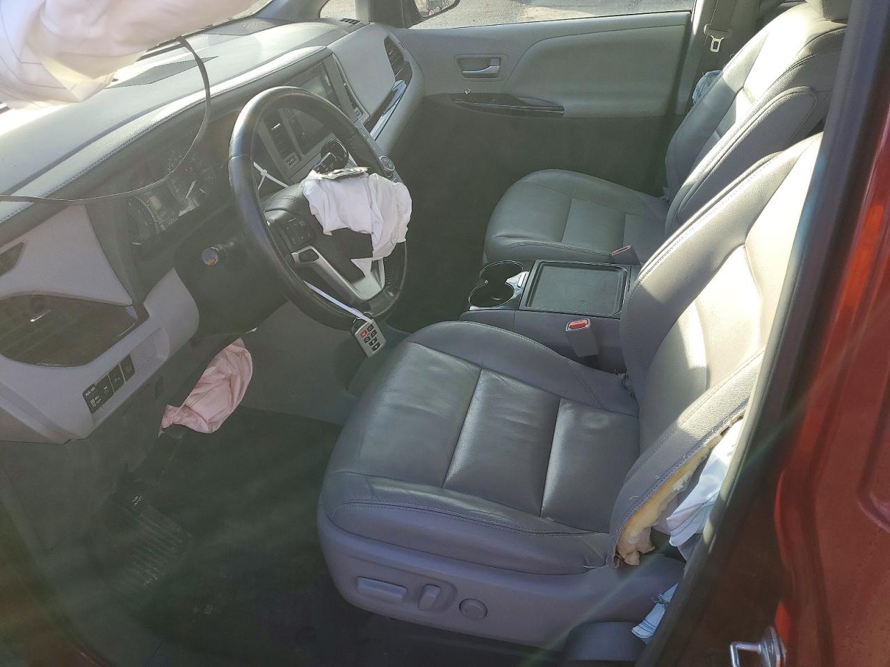 2016 TOYOTA SIENNA XLE photo 13