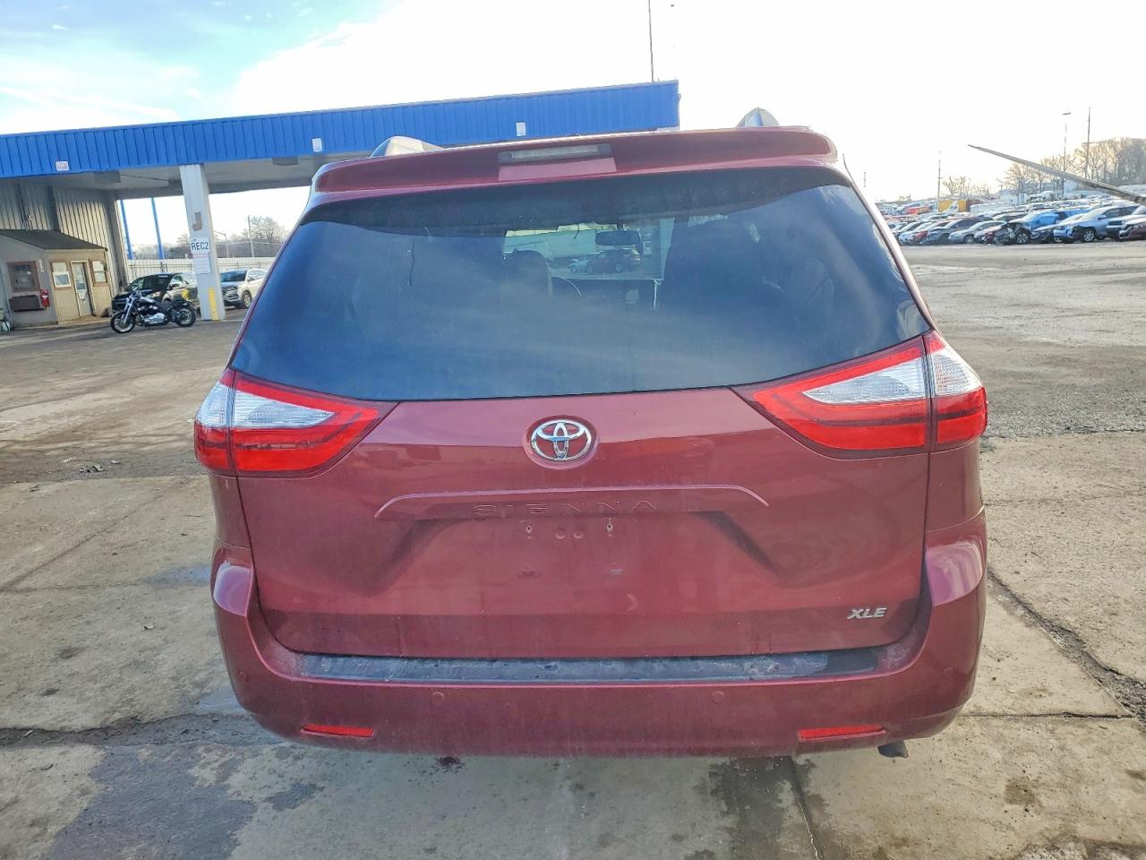 2016 TOYOTA SIENNA XLE photo 11