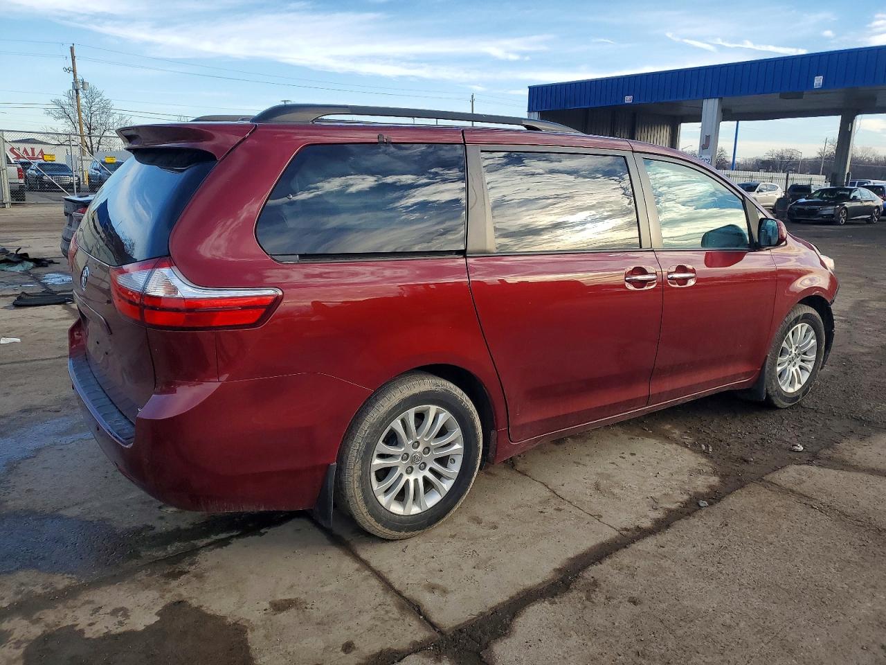 2016 TOYOTA SIENNA XLE photo 5