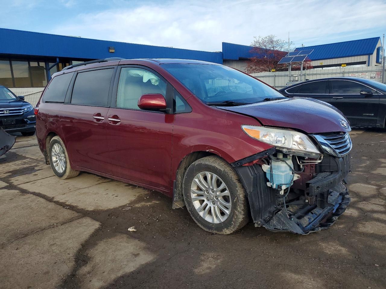 2016 TOYOTA SIENNA XLE photo 7