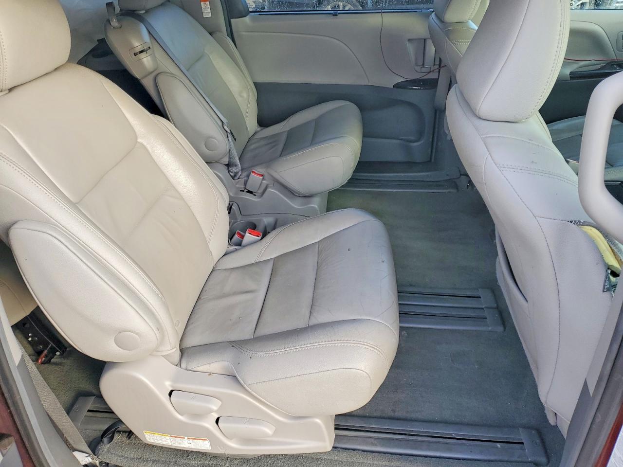 2016 TOYOTA SIENNA XLE photo 21