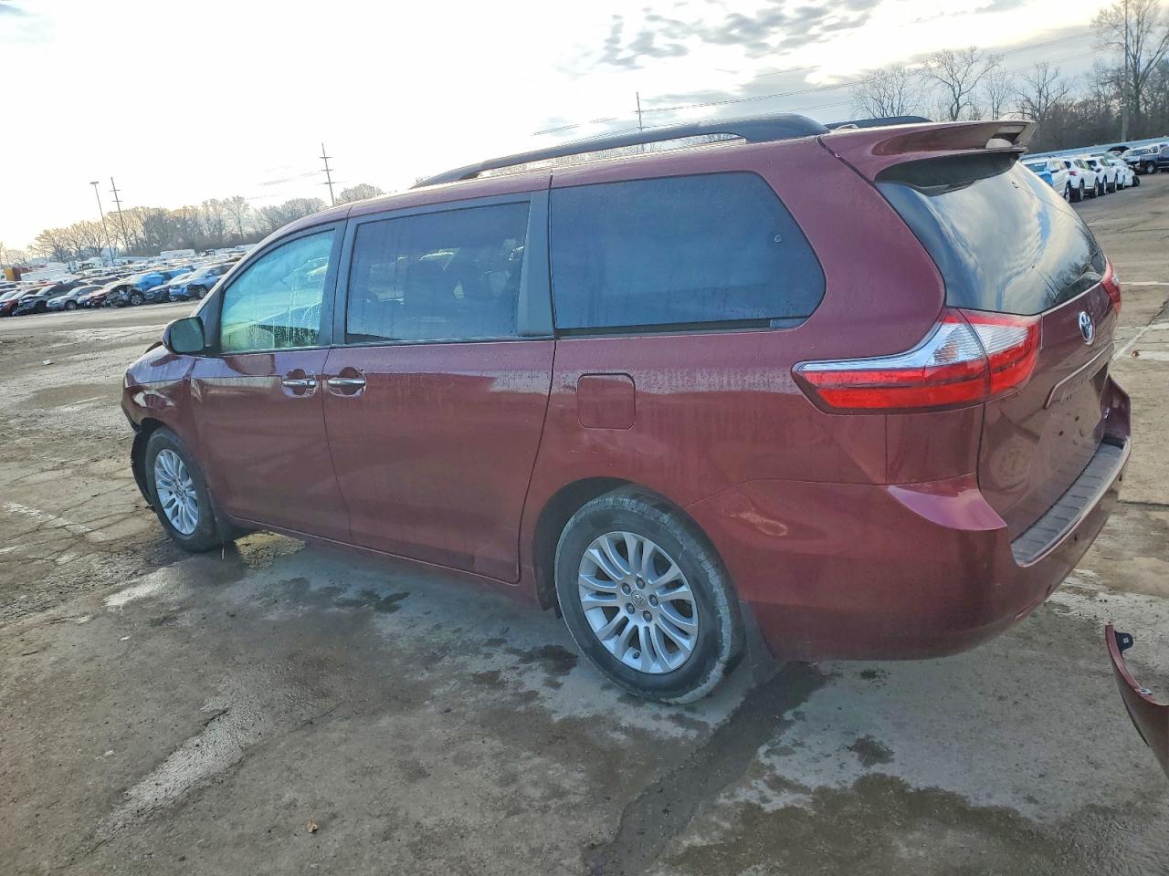 2016 TOYOTA SIENNA XLE photo 3