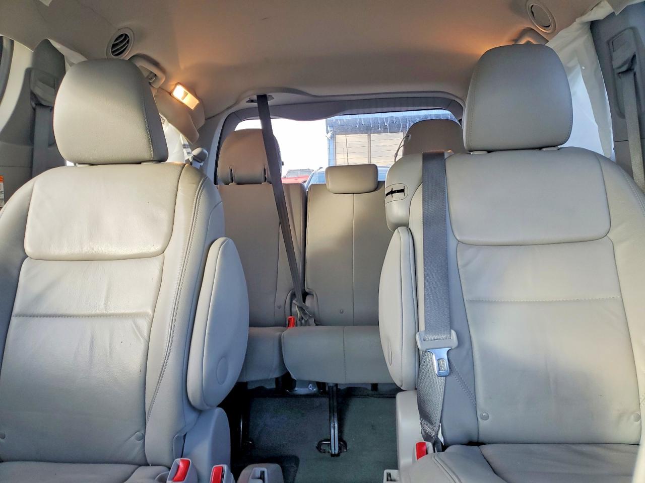 2016 TOYOTA SIENNA XLE photo 19