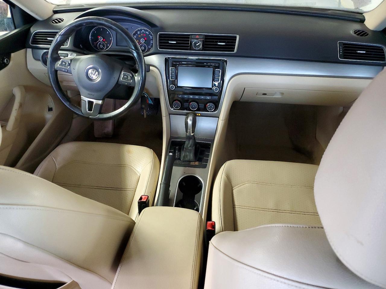 2015 VOLKSWAGEN PASSAT SE photo 8