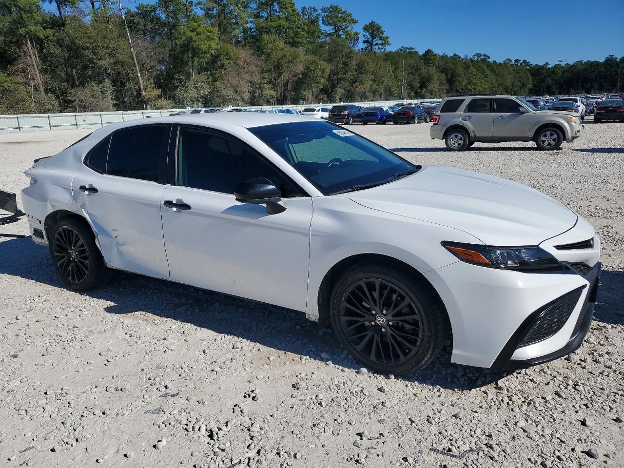 2021 TOYOTA CAMRY SE photo 4