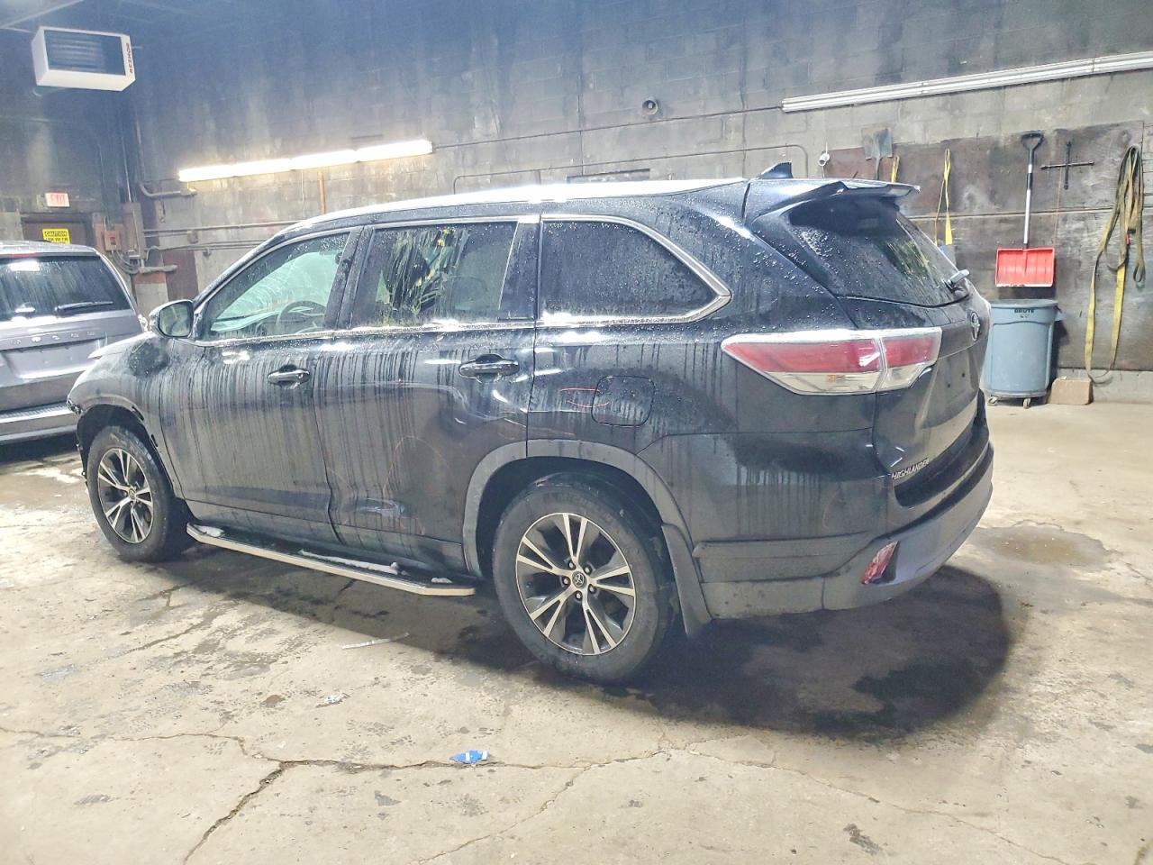 2016 TOYOTA HIGHLANDER XLE photo 2