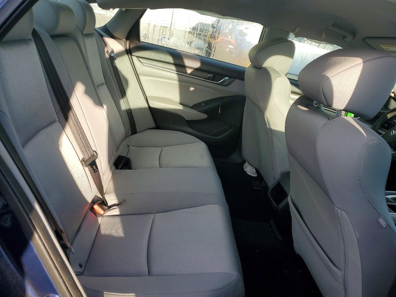 2018 HONDA ACCORD LX photo 10