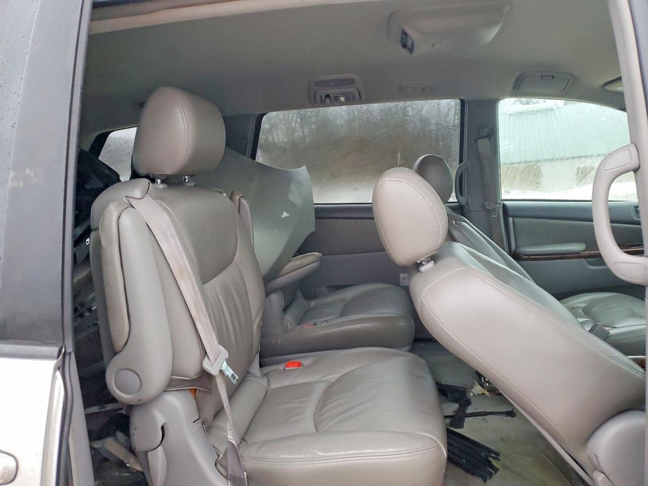2004 TOYOTA SIENNA LE photo 11