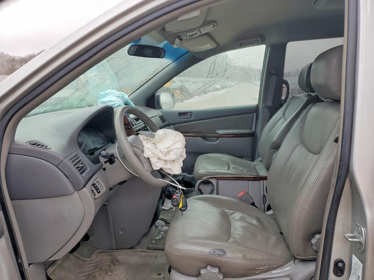 2004 TOYOTA SIENNA LE photo 7