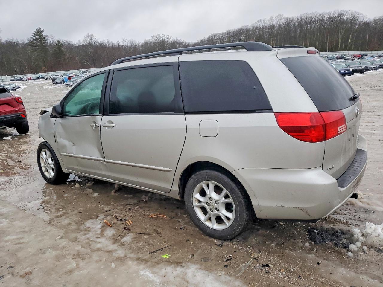 2004 TOYOTA SIENNA LE photo 2