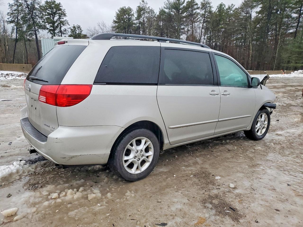 2004 TOYOTA SIENNA LE photo 3