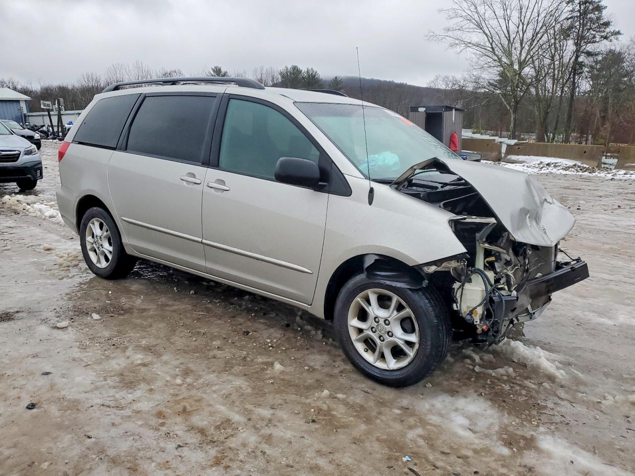 2004 TOYOTA SIENNA LE photo 4
