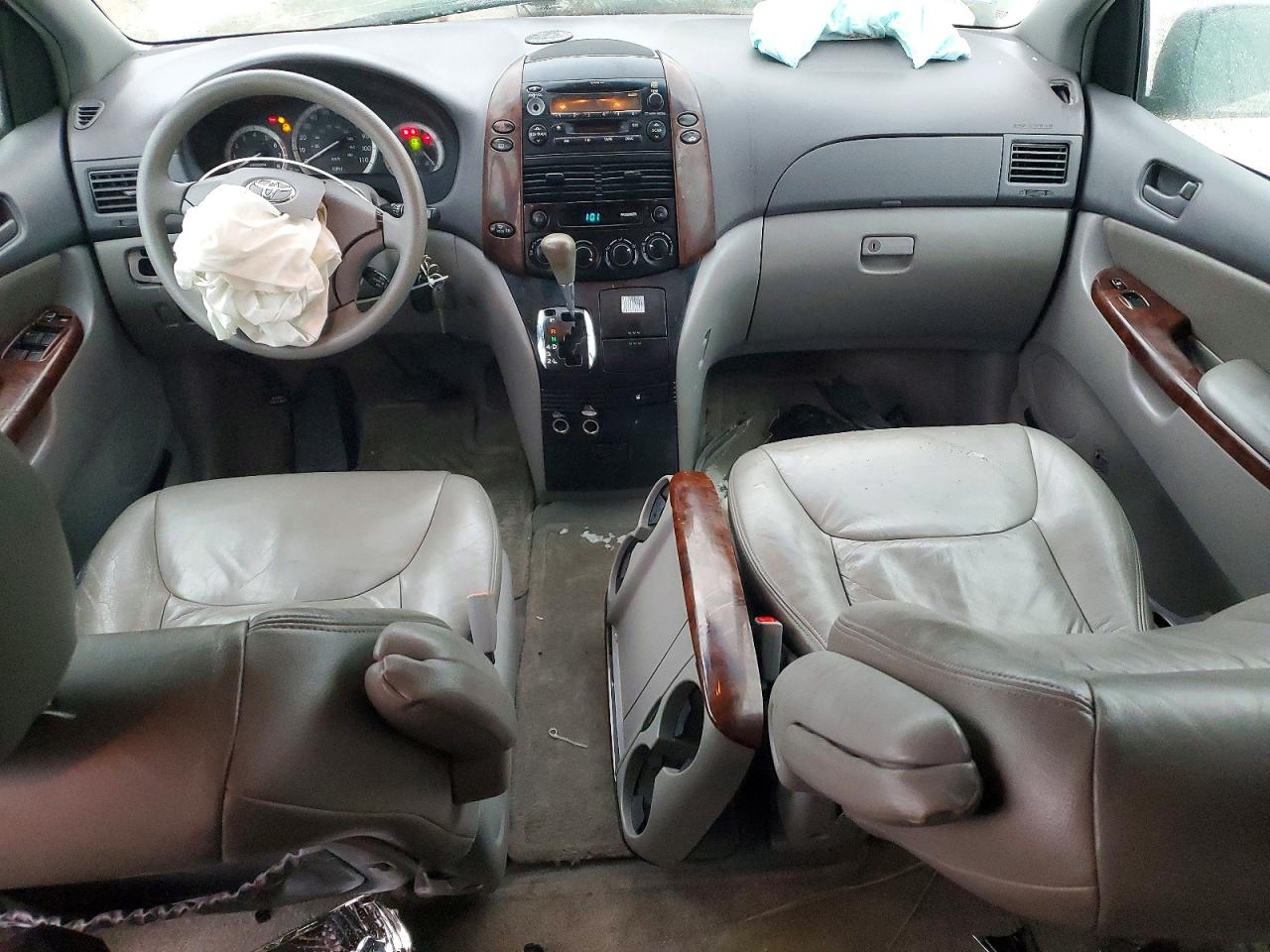 2004 TOYOTA SIENNA LE photo 8