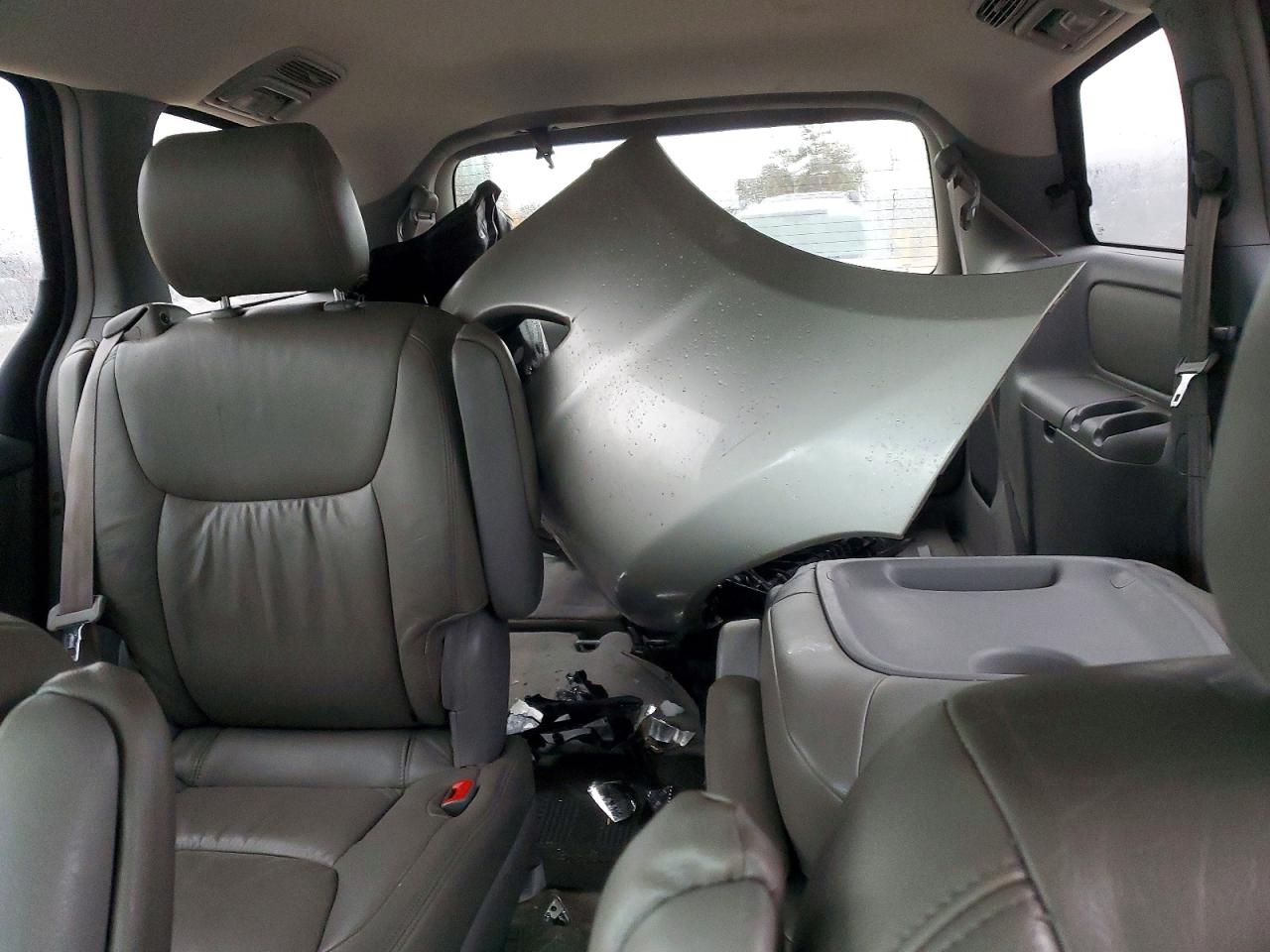 2004 TOYOTA SIENNA LE photo 10