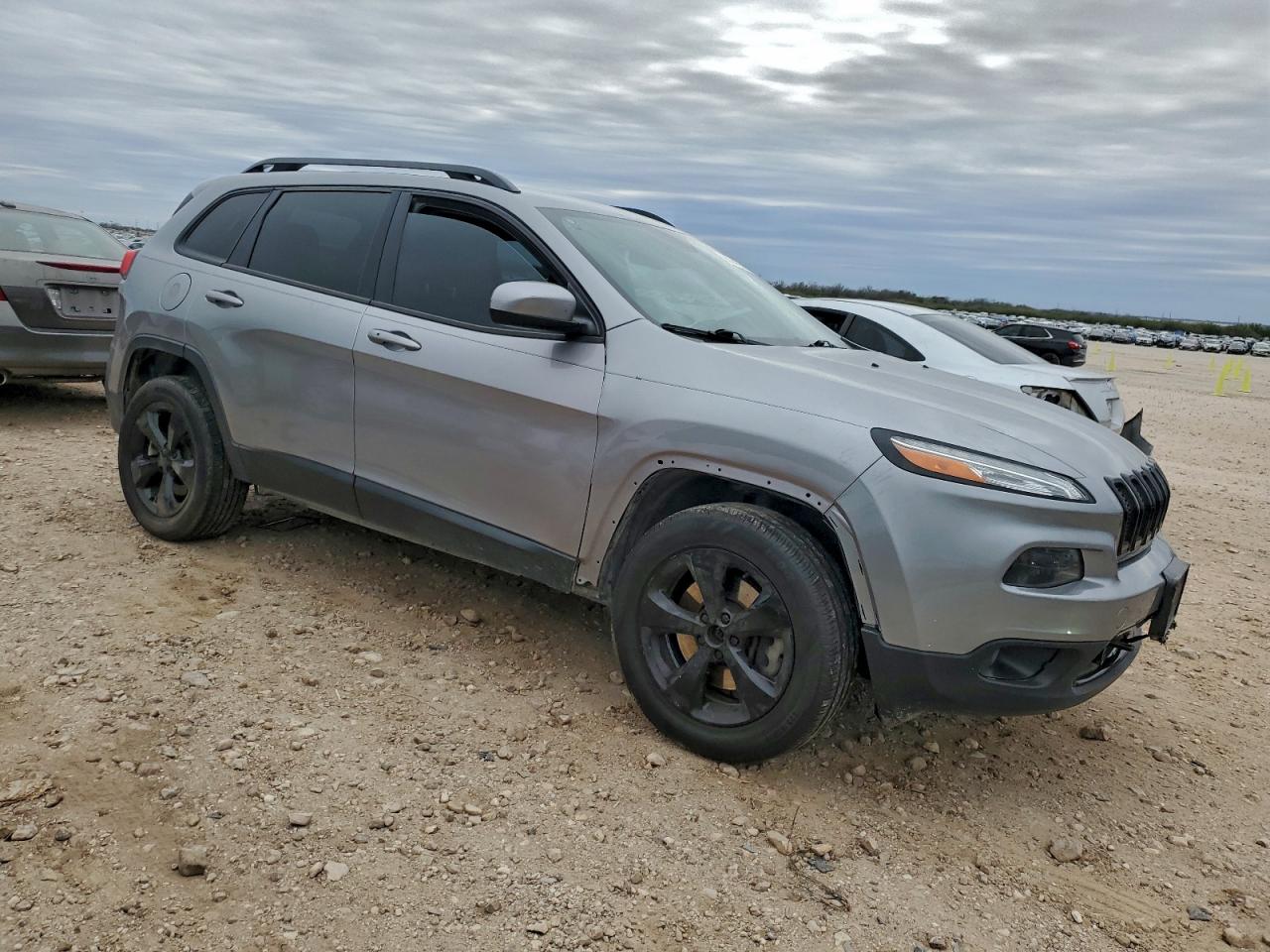 2016 JEEP CHEROKEE LATITUDE photo 4