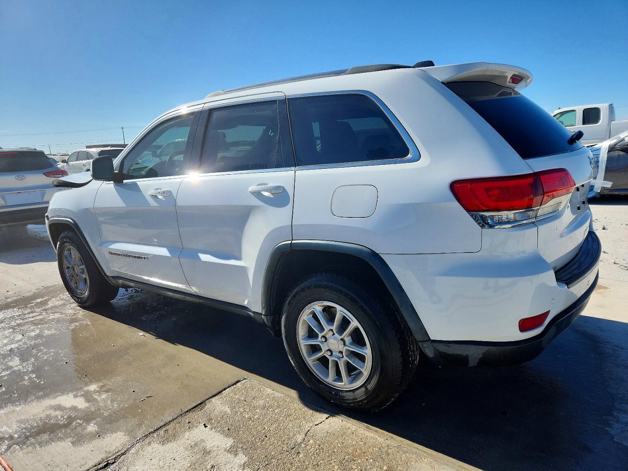 2019 JEEP GRAND CHEROKEE LAREDO photo 3