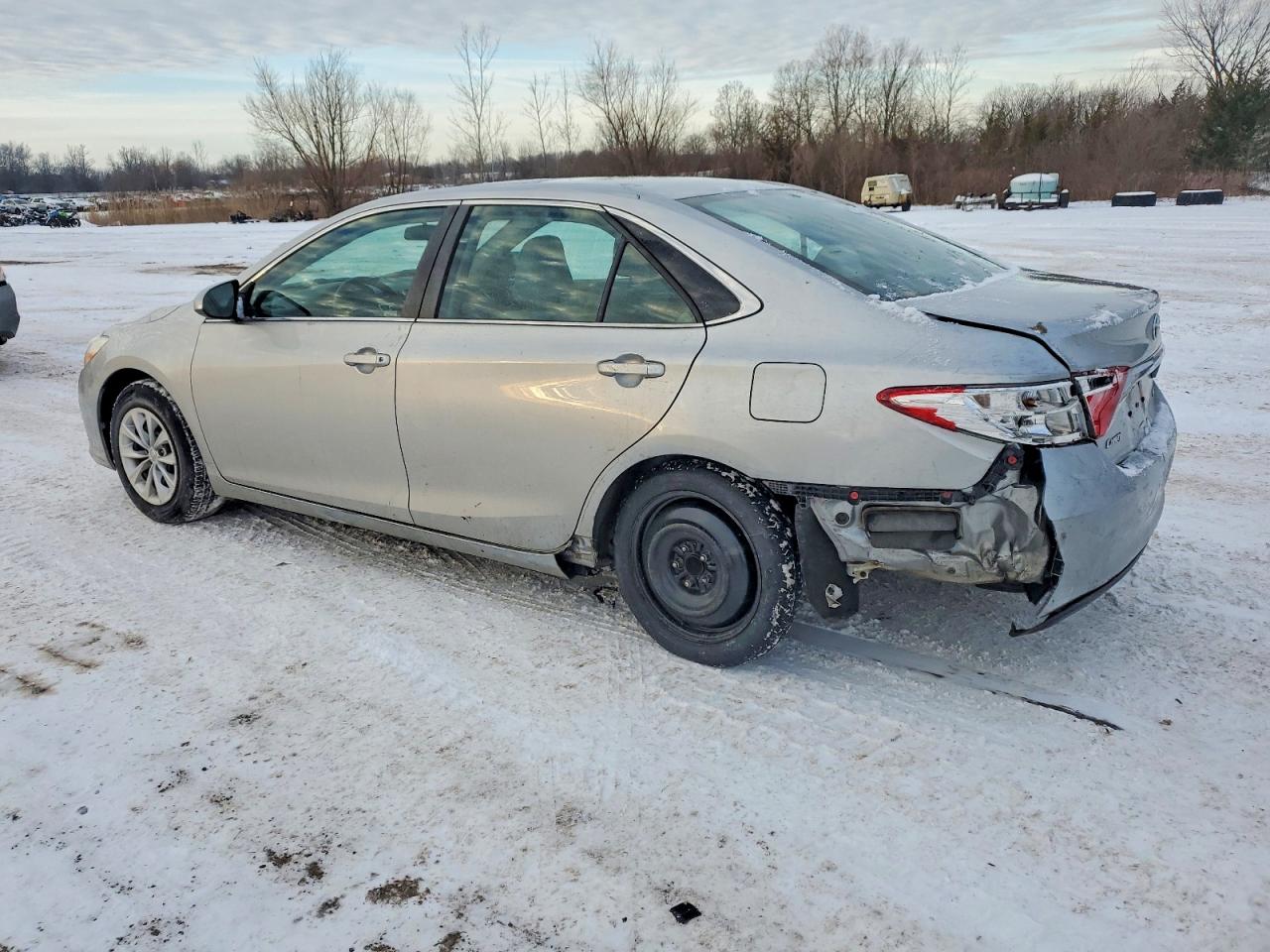 2016 TOYOTA CAMRY LE photo 3