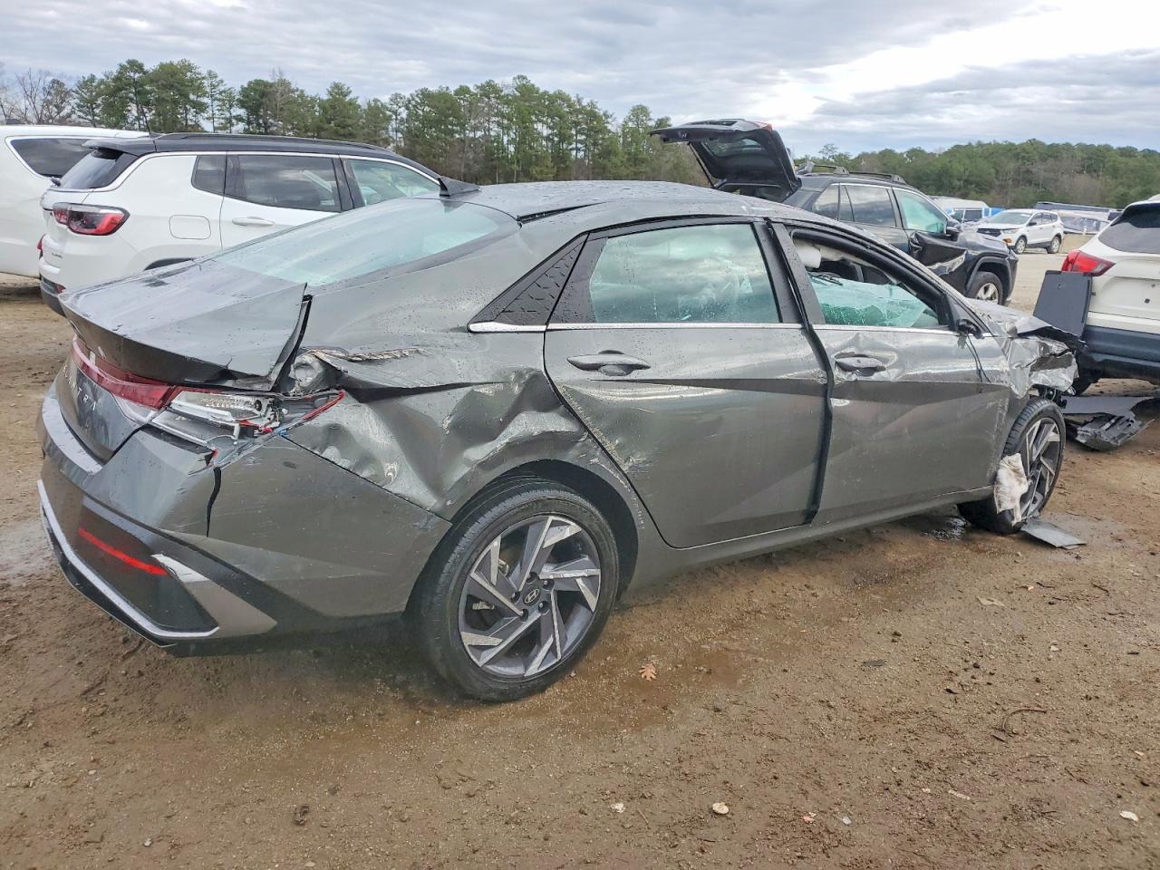 2025 HYUNDAI ELANTRA SEL photo 3