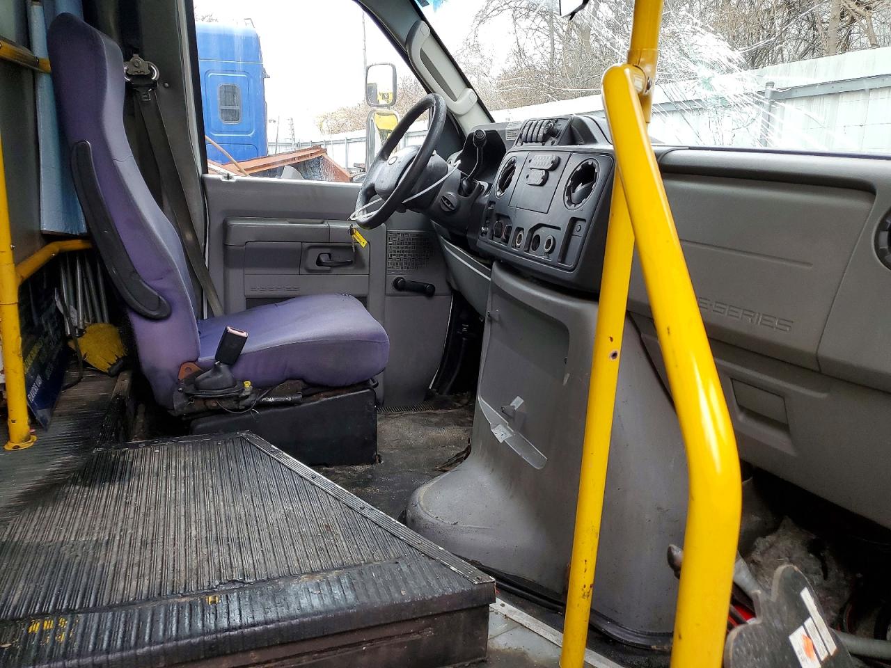 2010 FORD ECONOLINE E450 SUPER DUTY CUTAWAY VAN photo 5