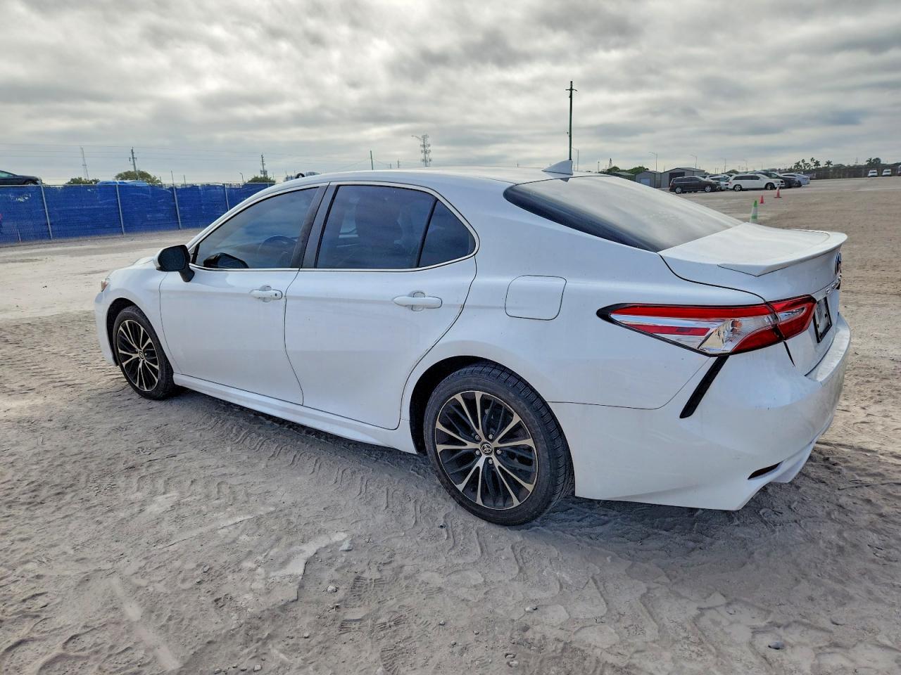 2020 TOYOTA CAMRY SE photo 2