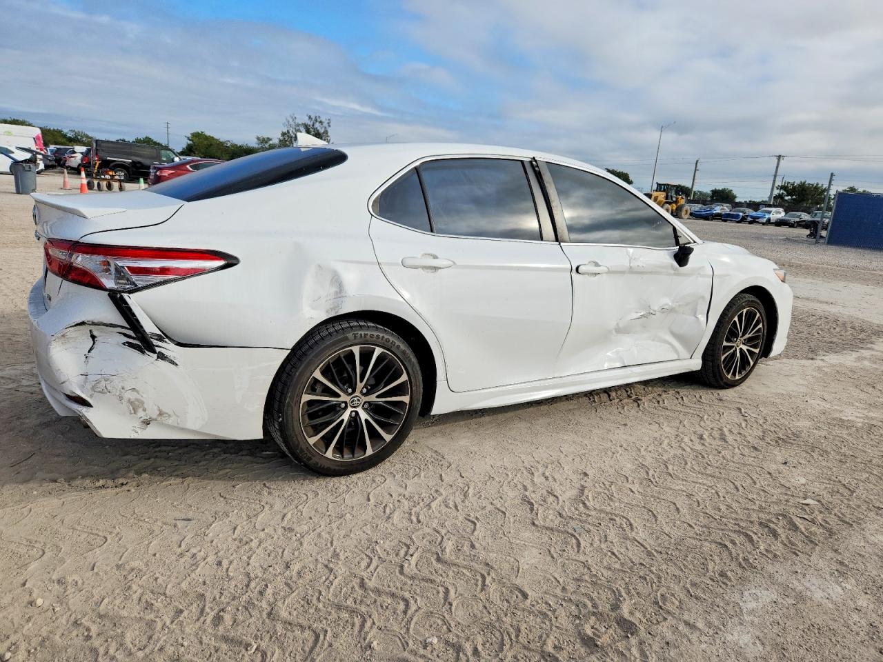2020 TOYOTA CAMRY SE photo 3