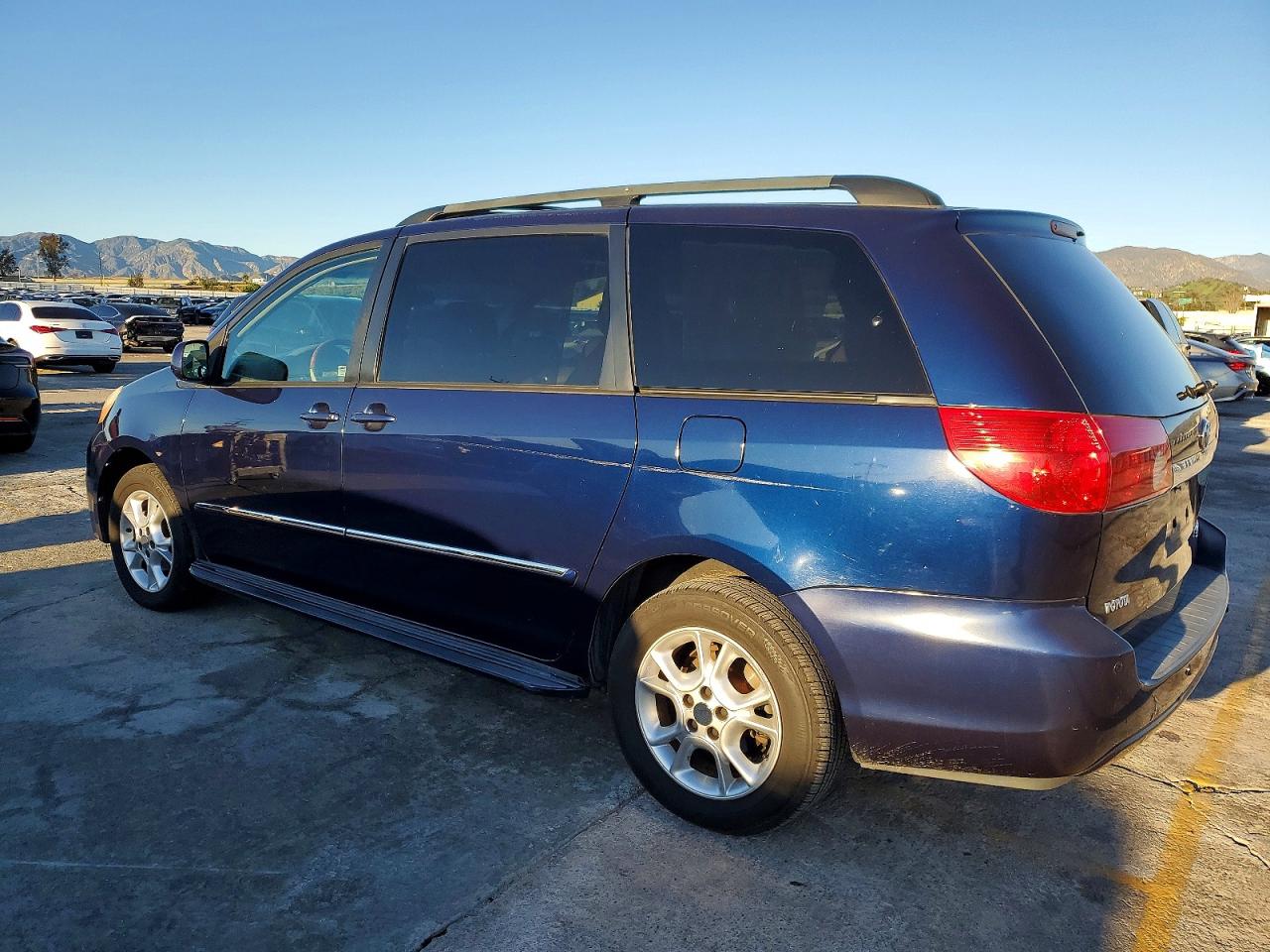2006 TOYOTA SIENNA XLE photo 2