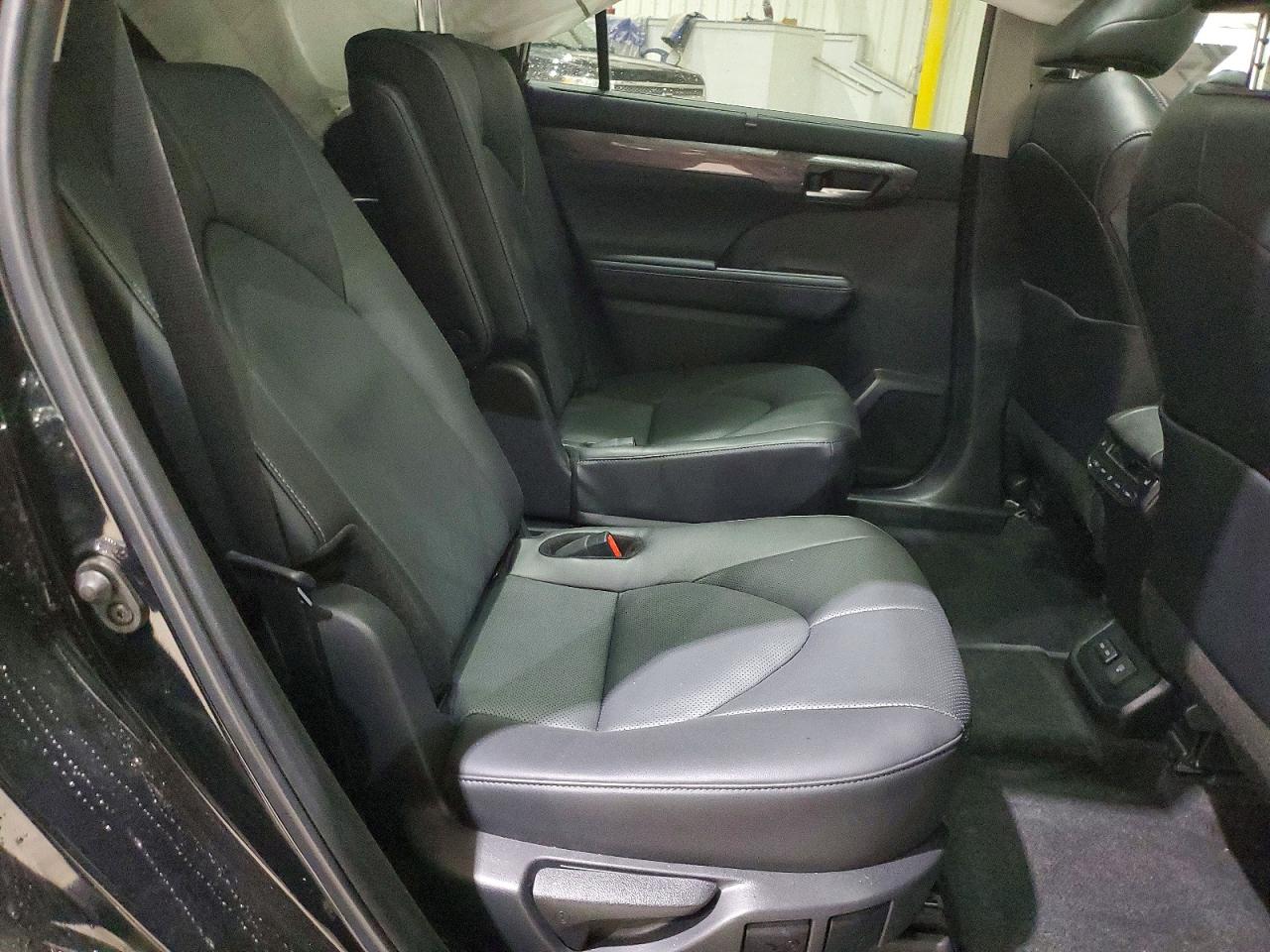 2024 TOYOTA HIGHLANDER LE photo 11