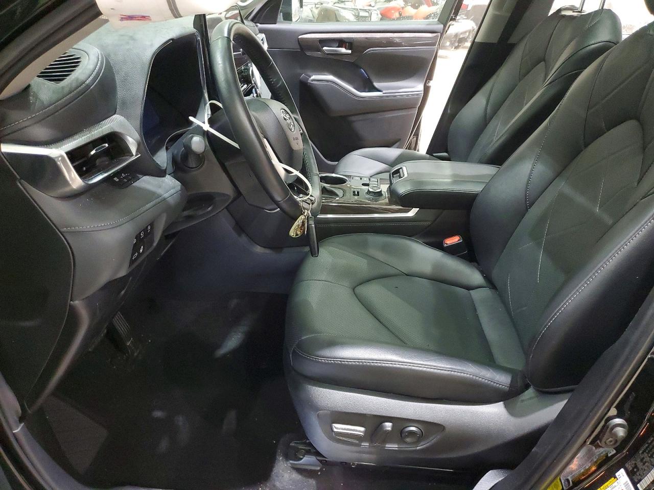 2024 TOYOTA HIGHLANDER LE photo 7