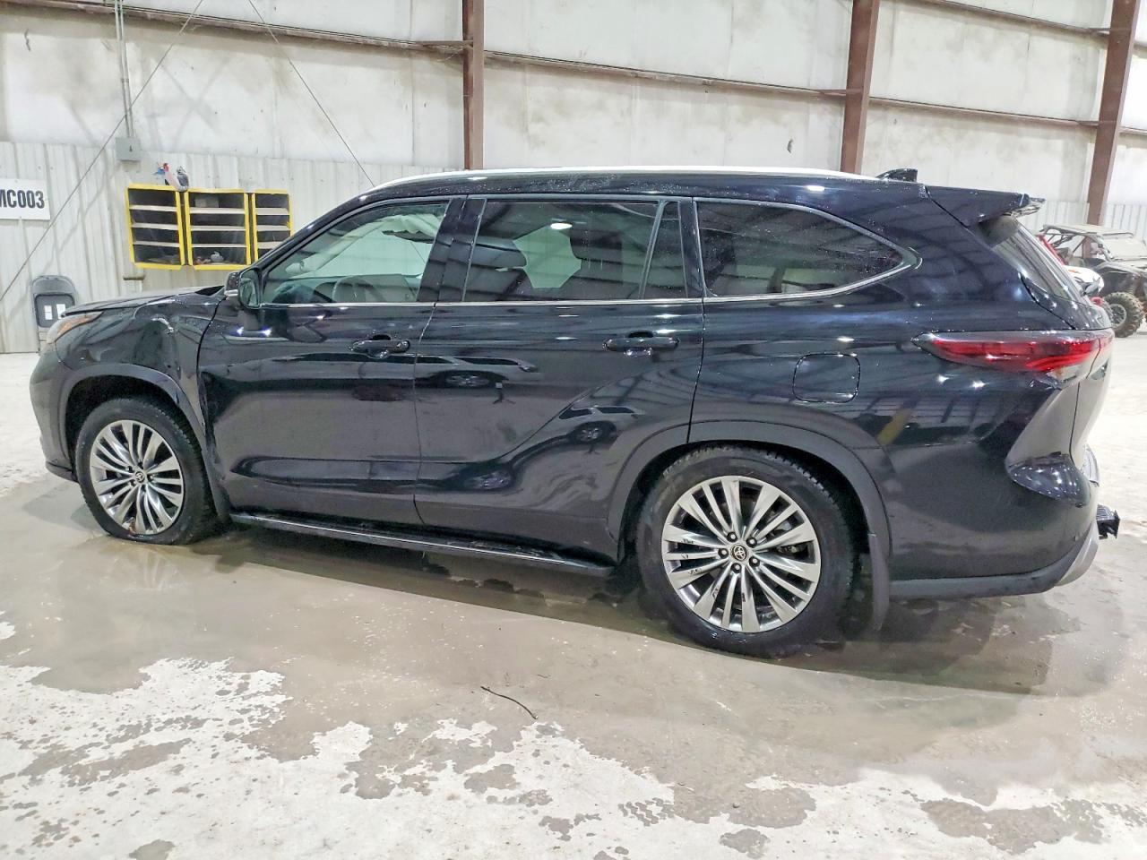 2024 TOYOTA HIGHLANDER LE photo 2