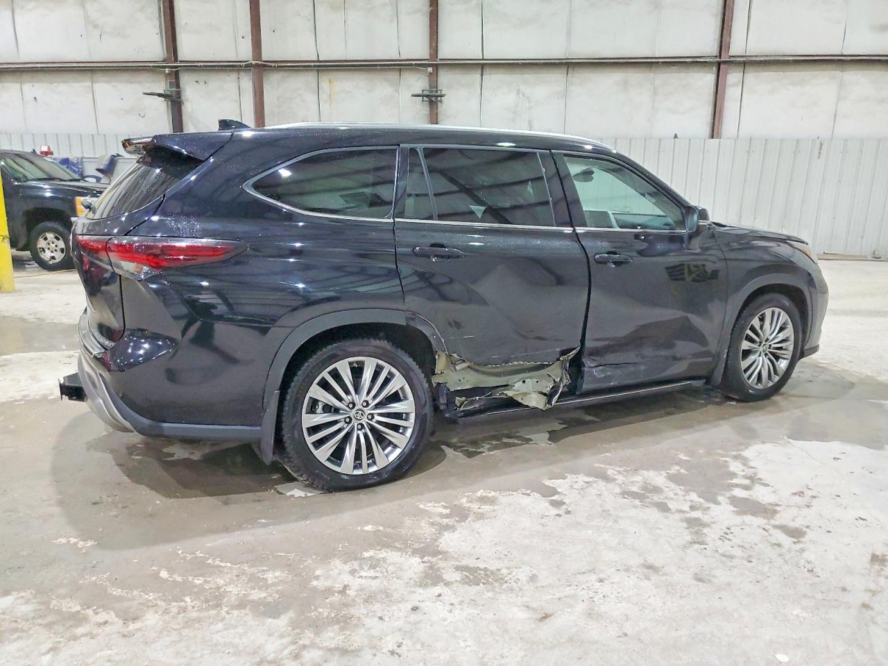 2024 TOYOTA HIGHLANDER LE photo 3