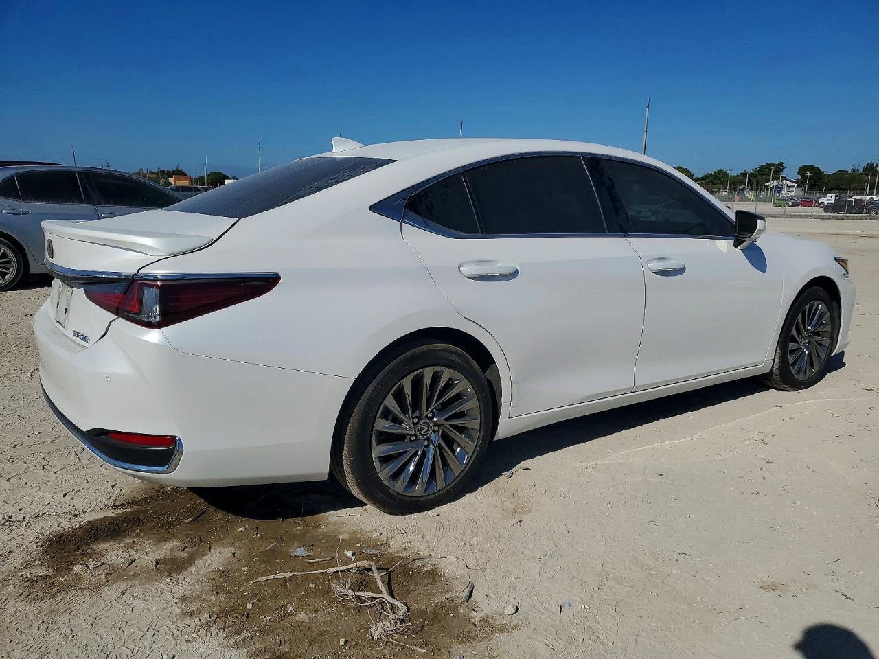 2024 LEXUS ES 300H BASE photo 3