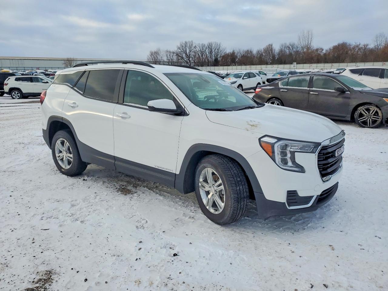 2024 GMC TERRAIN SLE photo 4