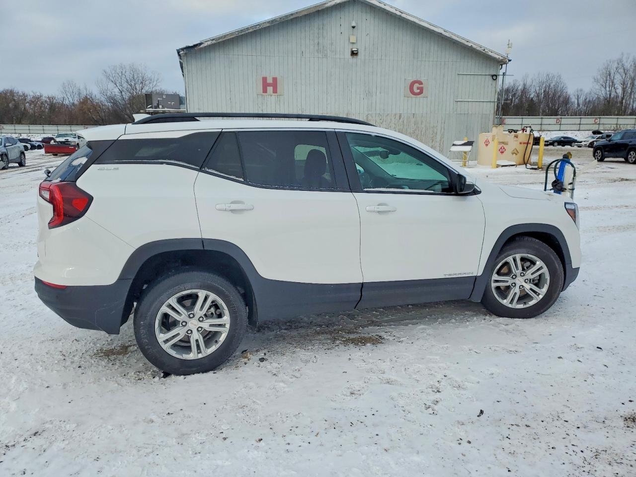 2024 GMC TERRAIN SLE photo 3