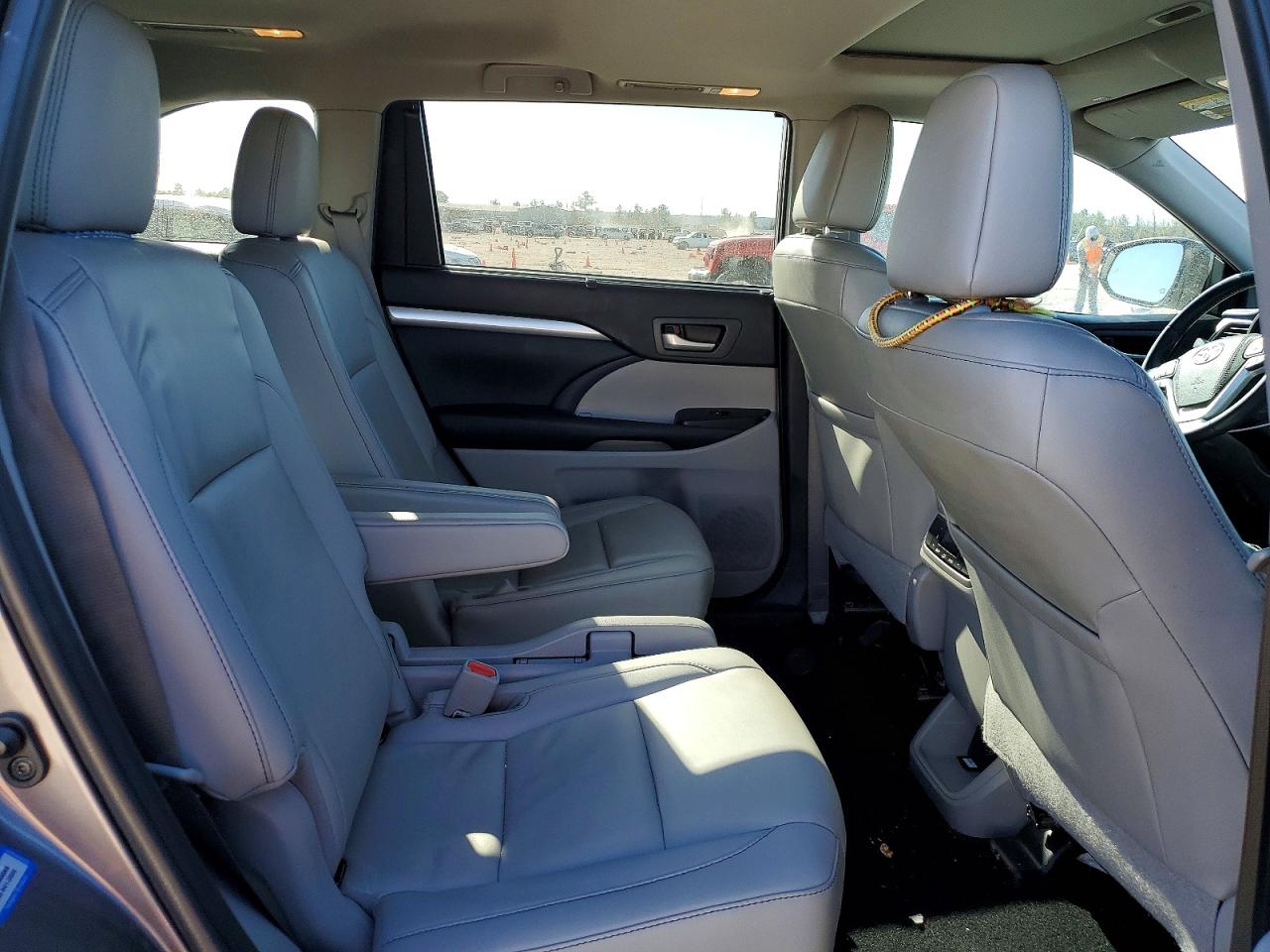 2019 TOYOTA HIGHLANDER SE photo 10