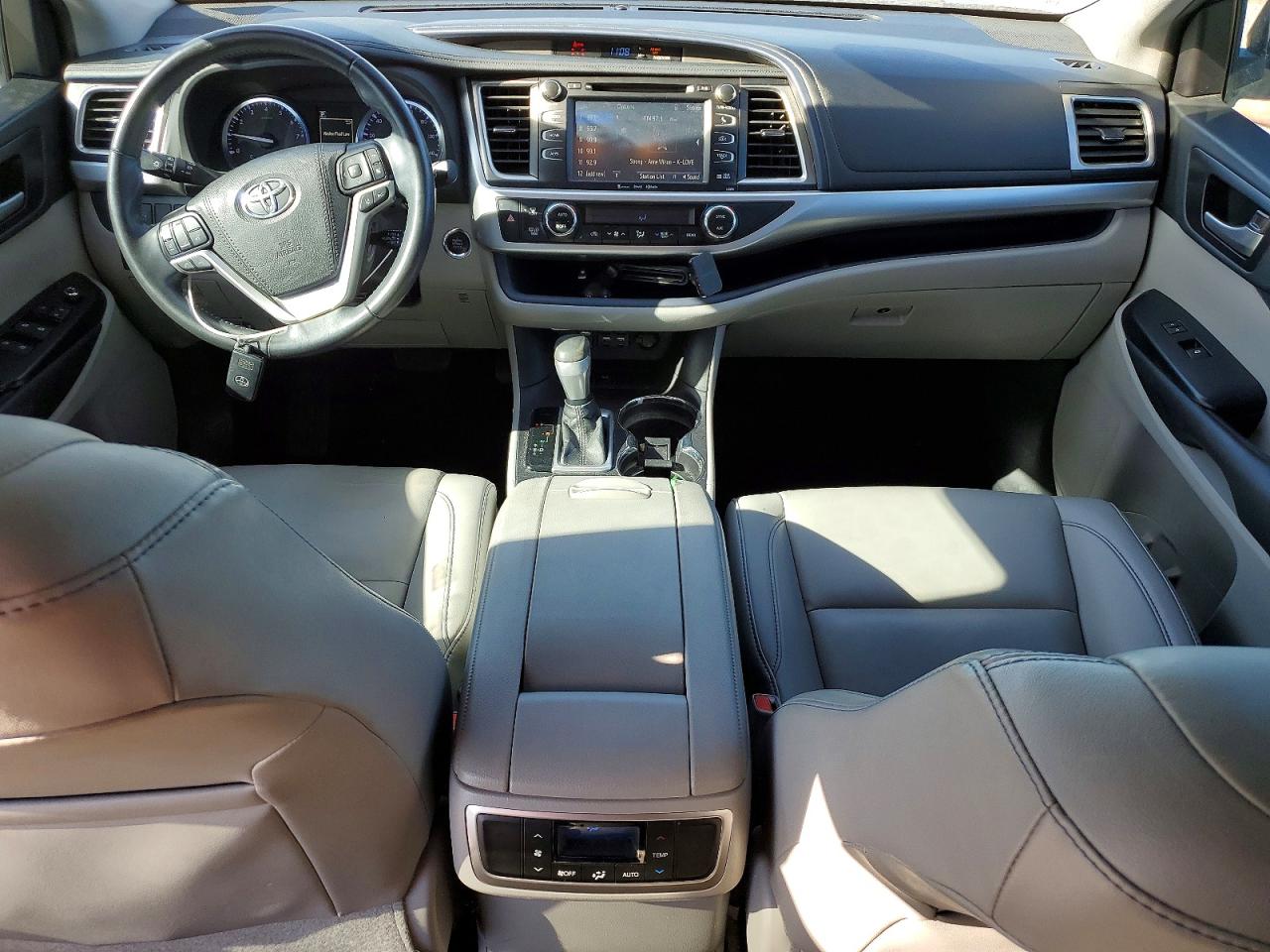 2019 TOYOTA HIGHLANDER SE photo 8