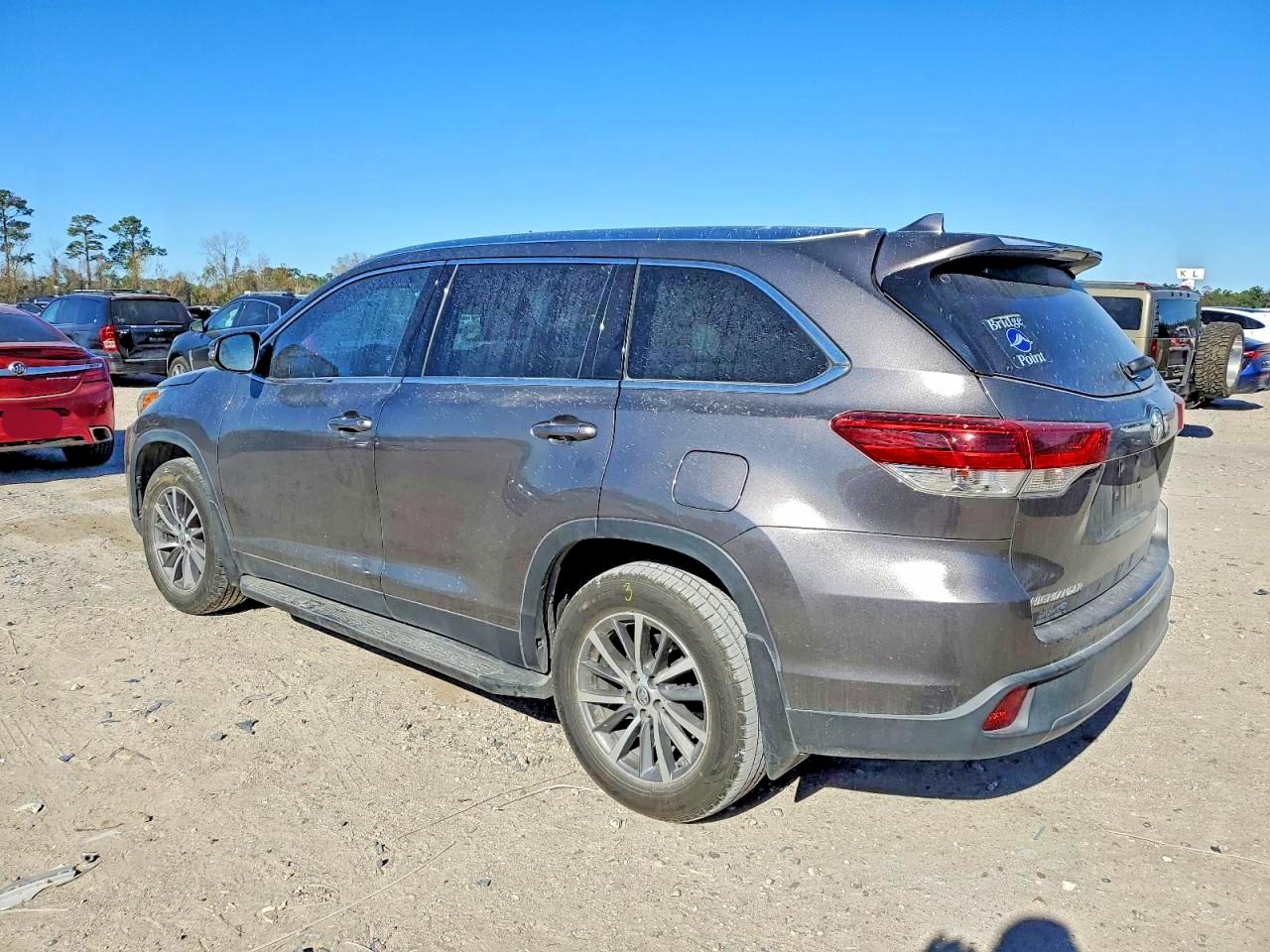 2019 TOYOTA HIGHLANDER SE photo 2