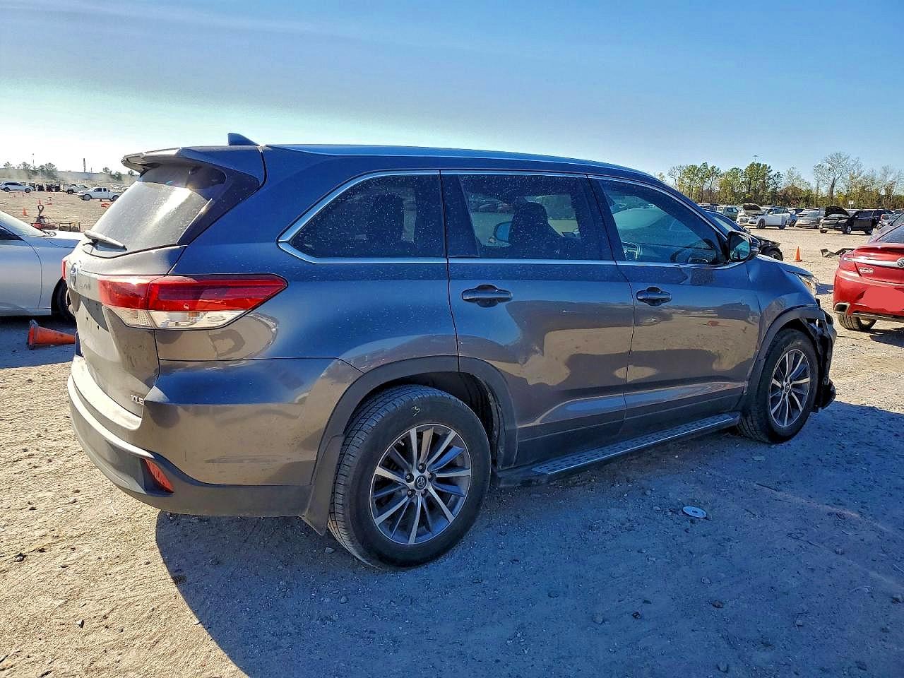 2019 TOYOTA HIGHLANDER SE photo 3