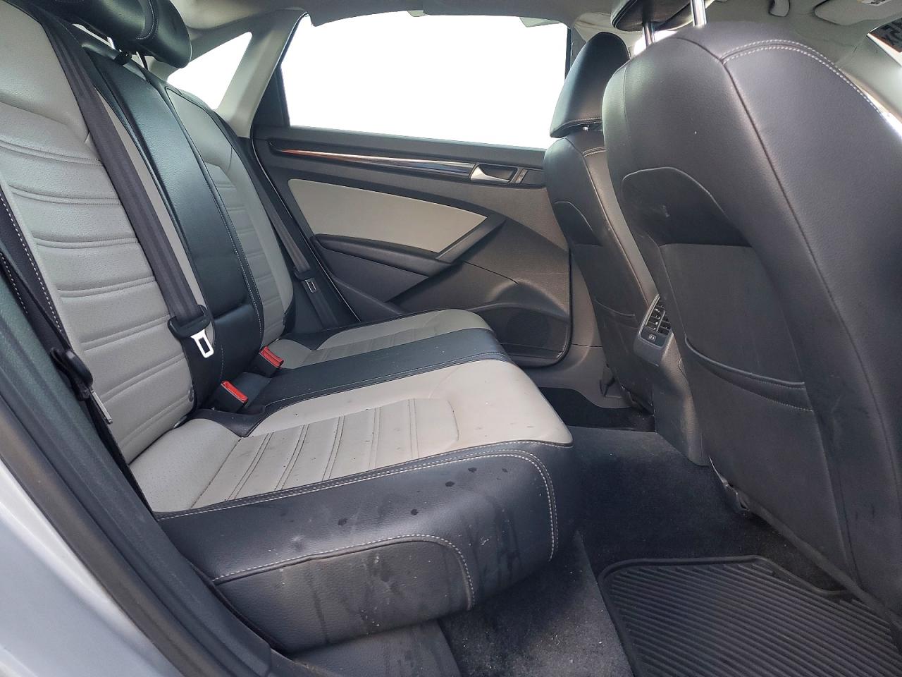 2015 VOLKSWAGEN PASSAT SE photo 10