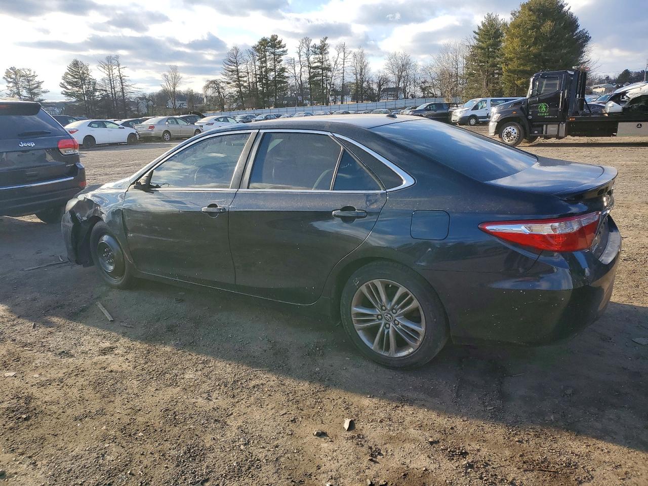 2017 TOYOTA CAMRY LE photo 2